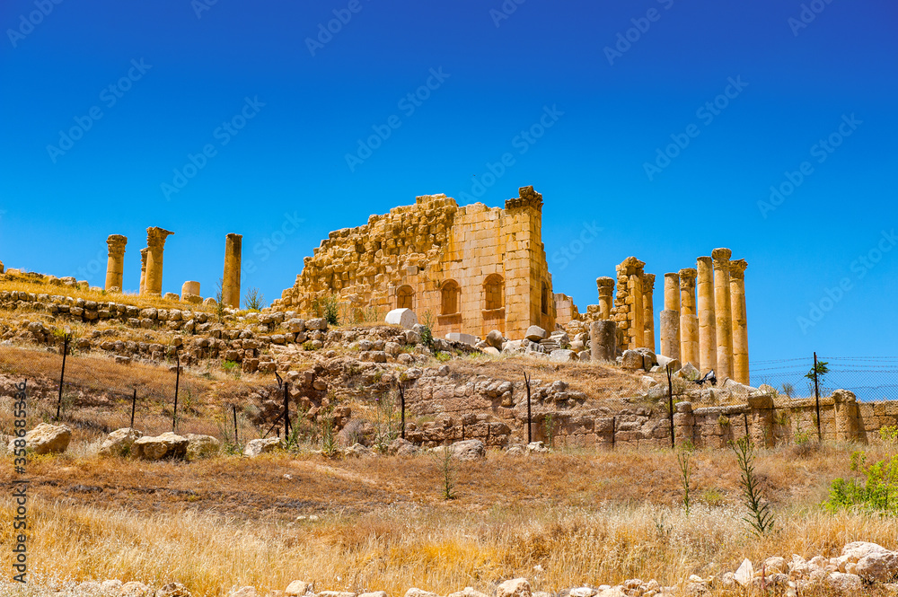 It's Zeus temple of the Ancient Roman city of Gerasa, modern Jerash, Jordan