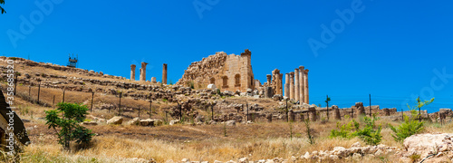 It's Zeus temple of the Ancient Roman city of Gerasa, modern Jerash, Jordan