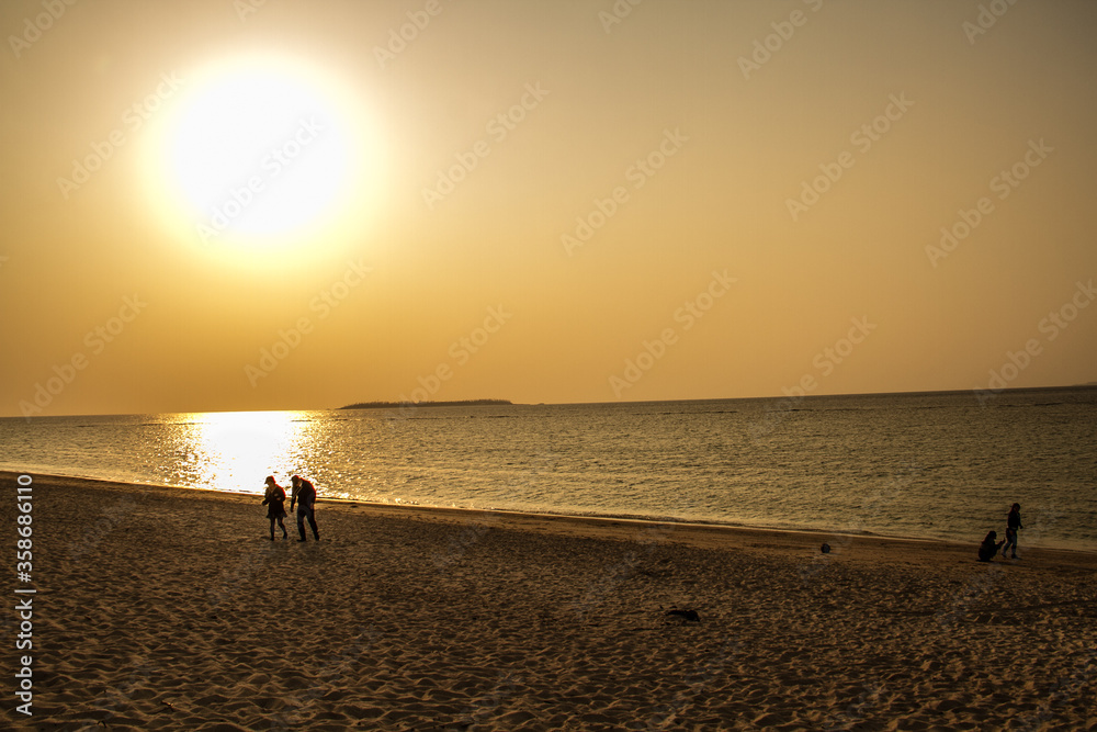 Fototapeta premium 沖縄・瀬底島の夕方のビーチ_09