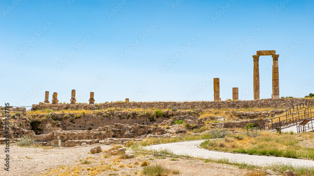 Obraz premium It's Ruins of the Amman Citadel complex (Jabal al-Qal'a), a national historic site at the center of downtown Amman, Jordan.