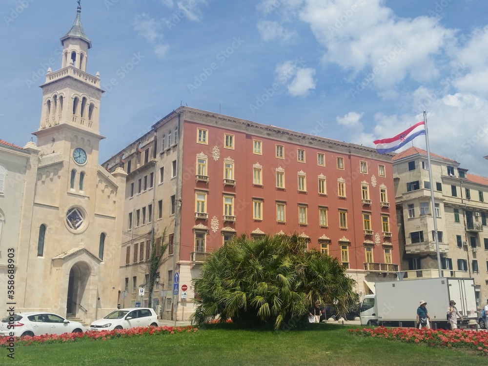 Plaza con bandera en Split