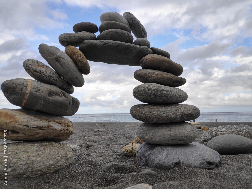 Fototapeta premium Beautiful scenic of ocean with sprawling stone covered beach at Qixingtan beach recreation area in Hualien city, Taiwan.
