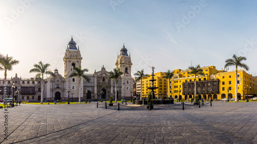 Vista panorámica de la plaza principal de Lima y de la iglesia de la catedral (LIMA, PERU)