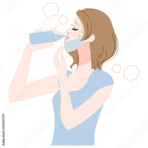 マスクをずらして水を飲む女性