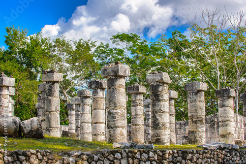 It's Maya architecture of Chichen Itza, a large pre-Columbian city built by the Maya civilization. Mexico