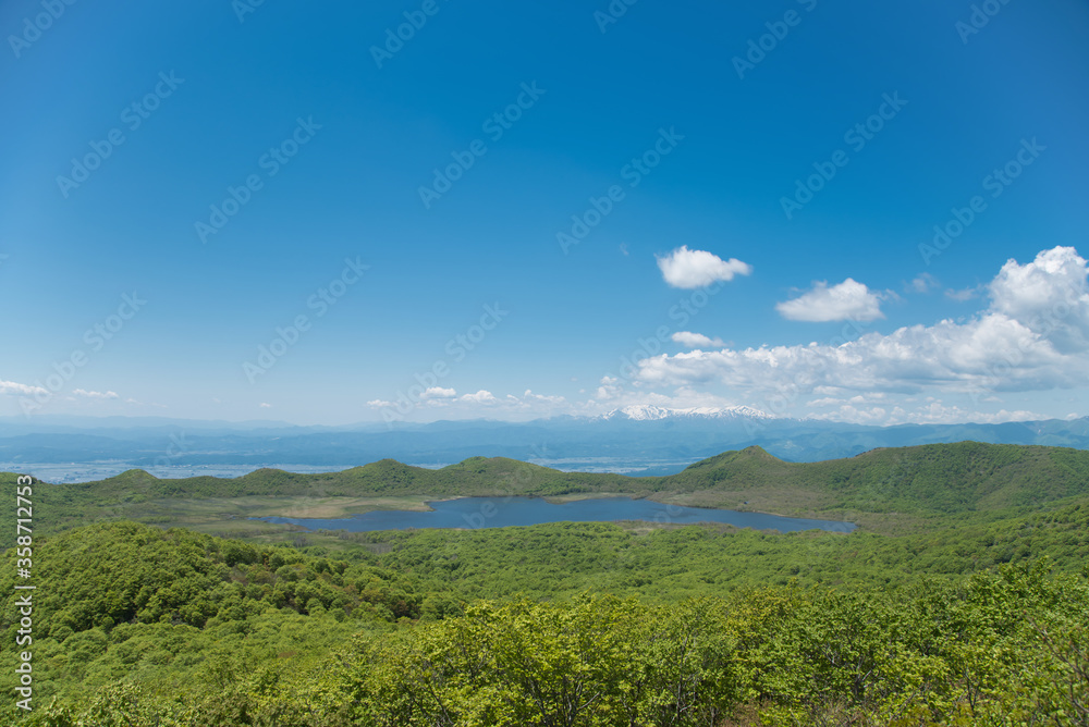 Obraz premium 雄国沼と青空と白い雲