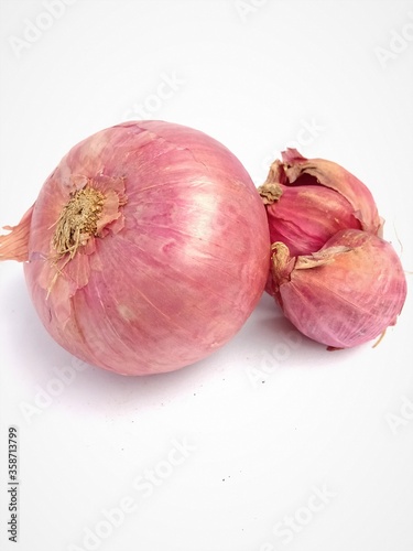 Large onion and three small onions with loosen skin.