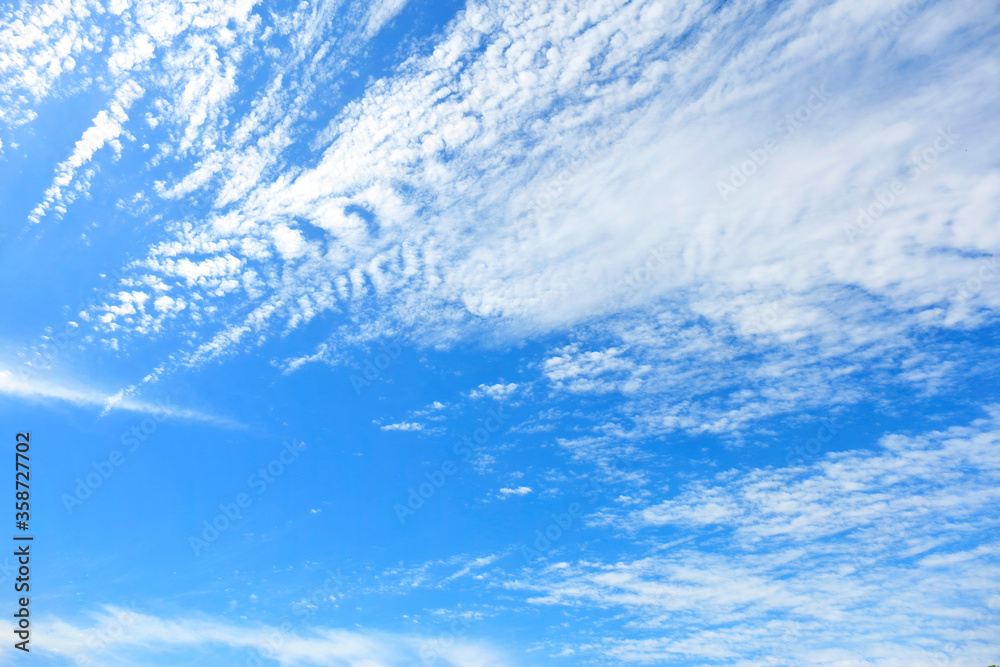 Obraz premium 6月の梅雨に訪れた爽やかな青空【奈良天理市】