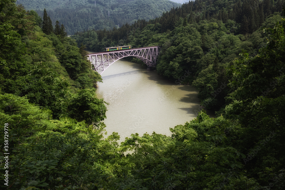 新緑の季節の只見線(第一只見川橋梁) 新緑の季節の只見線(第一只見川橋梁)