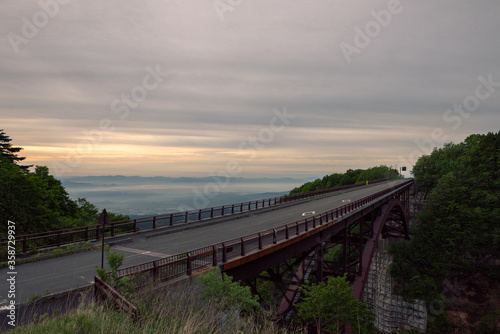 Wallpaper Mural 早朝のつばくろ谷 Torontodigital.ca