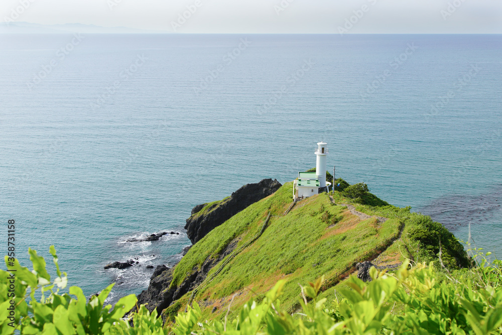 日本海を望む白い灯台・角田浜岬灯台