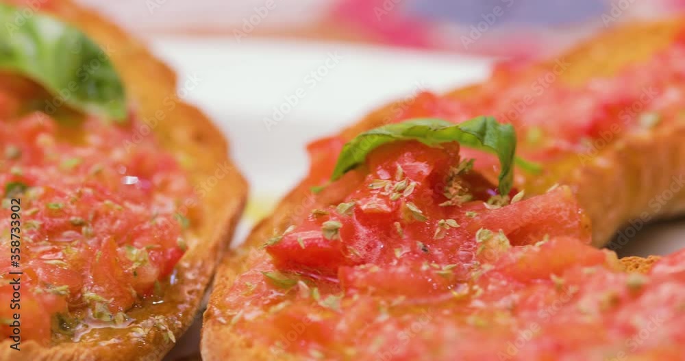 Friselle calabresi con pomodoro, olio di oliva e basilico Friselle calabresi con pomodoro, olio di oliva e basilico
