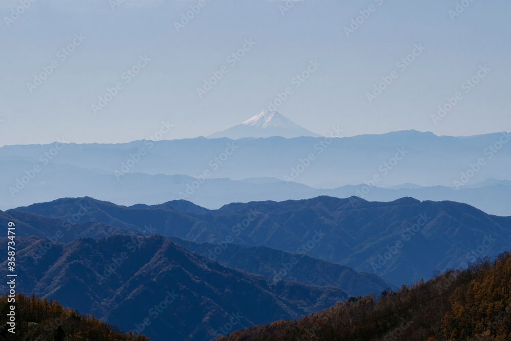 重なる山の奥に富士山／栃木県日光市