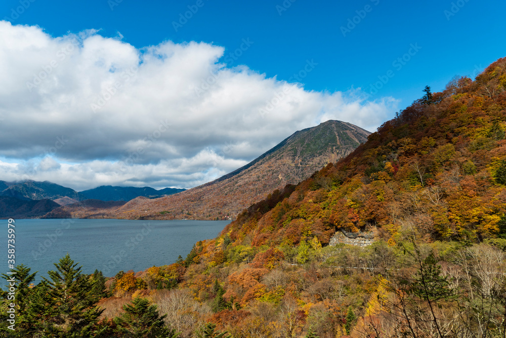 紅葉の山越の中禅寺湖／／栃木県日光市