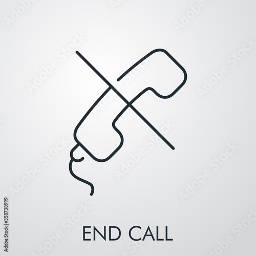 Icono plano lineal texto end call con auricular de teléfono con raya en fondo gris