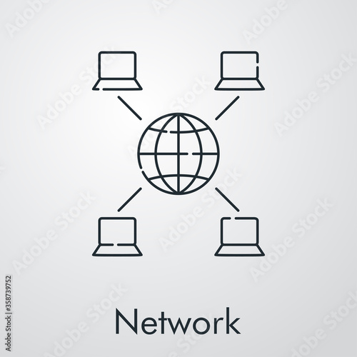 Concepto trabajo en red. Icono plano lineal palabra network con globo terráqueo y ordenadores en fondo gris