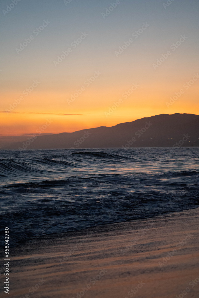 la-palms-beach-sunset-cloudy-waves-pier