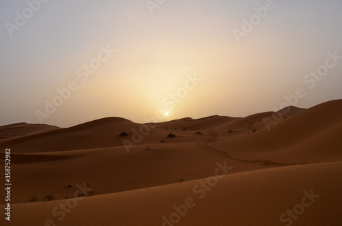 puesta de sol sobre las dunas del desierto en marruecos