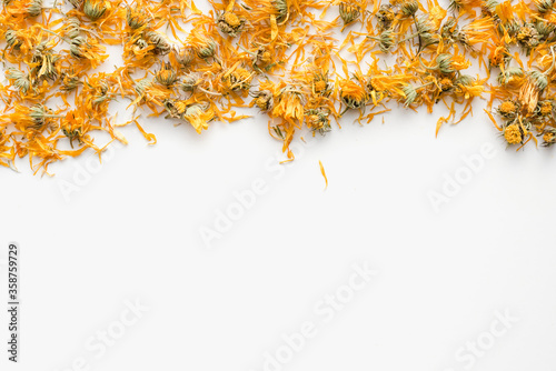 Foto dried marigold flowers, marigold flowers on a white background, calendula, medic
