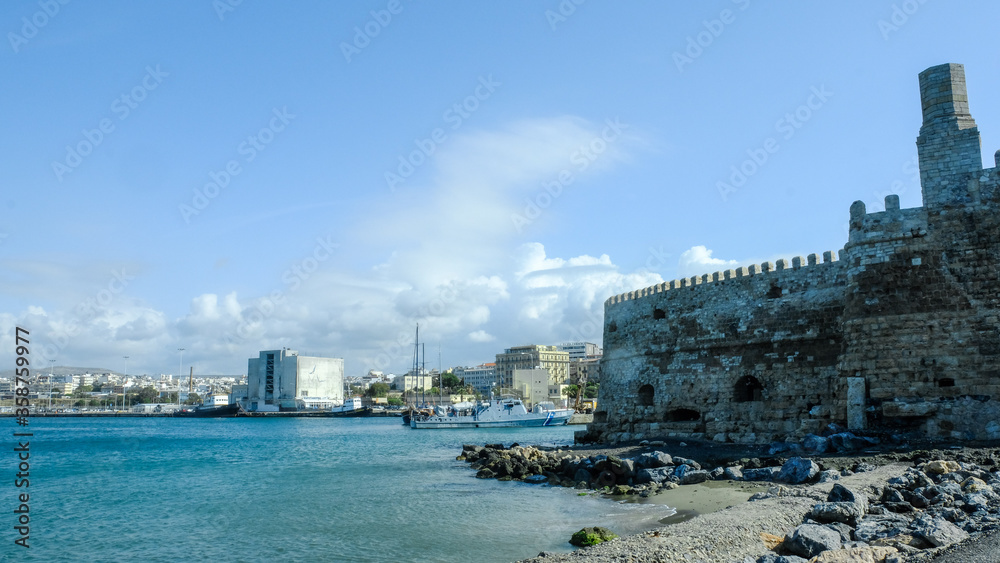 Obraz premium port in the ancient Greek city with a fortress