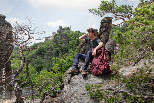 Naturrast des müden Rucksackwanderers photo