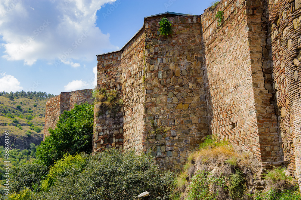 It's Narikala Fortress, an ancient fortress overlooking Tbilisi, the capital of Georgia, and the Kura River. It's Narikala Fortress, an ancient fortress overlooking Tbilisi, the capital of Georgia, and the Kura River.