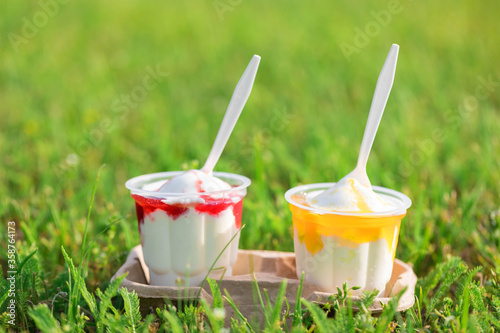 Valokuvatapetti cups with summer ice cream on the grass