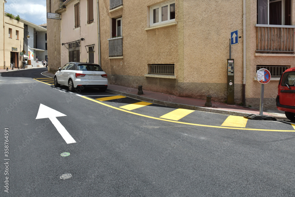 custom made wallpaper toronto digitalDans la rue : sens unique et zone de stationnement interdit dans une rue de Narbonne, Aude, Languedoc, Occitanie.