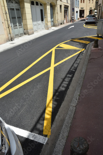 Dans la rue : zone de stationnement interdit dans une rue de Narbonne, Aude, Languedoc, Occitanie.