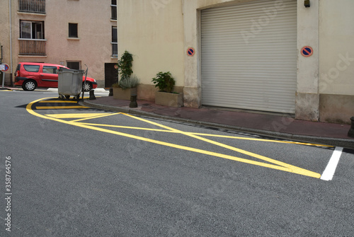 Wallpaper Mural Dans la rue :  zone de stationnement interdit dans une rue de Narbonne, Aude, Languedoc, Occitanie. Torontodigital.ca