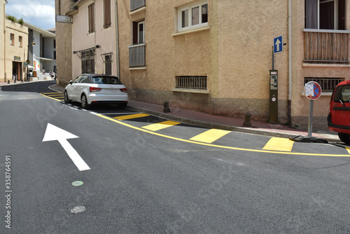 Wallpaper Mural Dans la rue :  sens unique et zone de stationnement interdit dans une rue de Narbonne, Aude, Languedoc, Occitanie. Torontodigital.ca