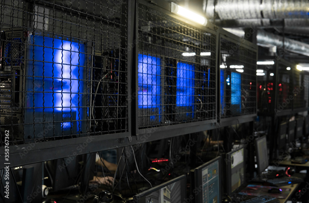Obraz premium Computers in modern computer club for gamers and peoples who love playing games.
