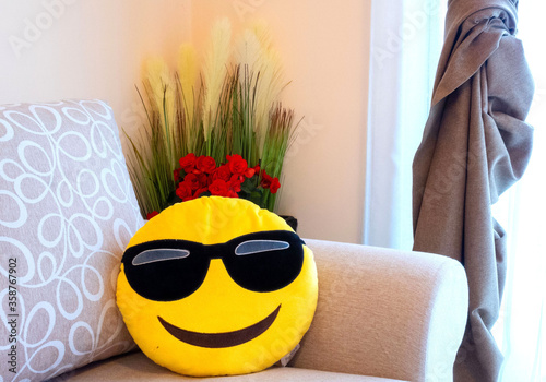 emoticon pillow decorates the home_2