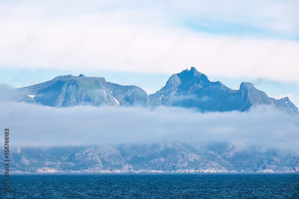Blick auf die Berge der Lofoten in Norwegen