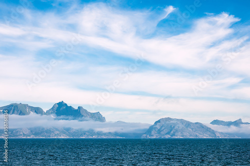 Blick auf die Berge der Lofoten in Norwegen