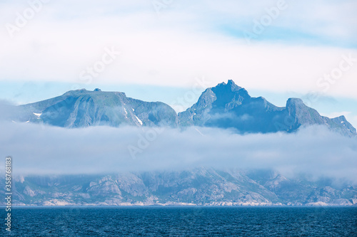 Blick auf die Berge der Lofoten in Norwegen