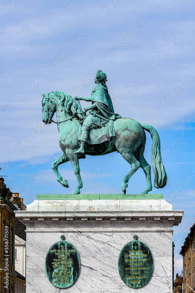 Obraz premium Statue of Frederick V by Jacques Francois Joseph Saly, Amalienborg Palace Square, Copenhagen, the capital of Denmark