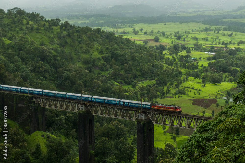 A train on the way to Igatpuri