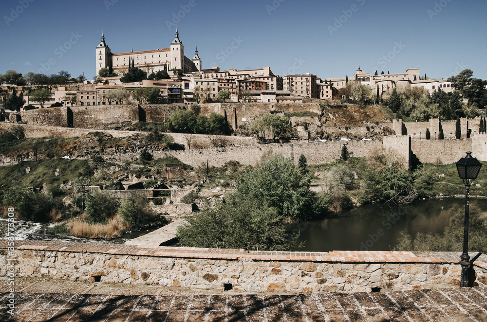 Vistas de Toledo con sus casas montañas e iglesias