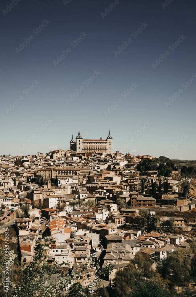 Vistas de Toledo con sus casas montañas e iglesias