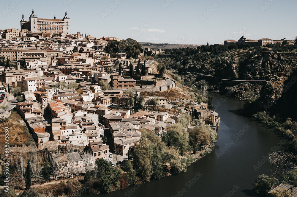 Vistas de Toledo con sus casas, montañas, rio e iglesias
