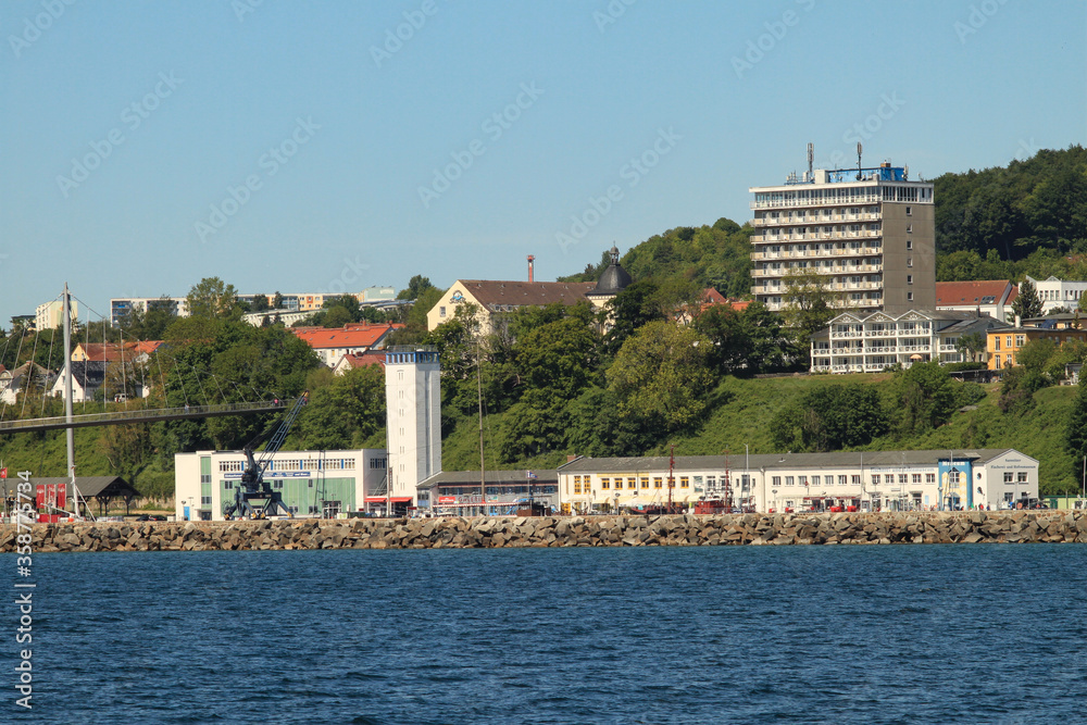 Obraz premium Blick auf Sassnitz mit Stadthafen