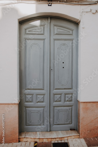 Vieja y desgastada puerta de casa de color gris