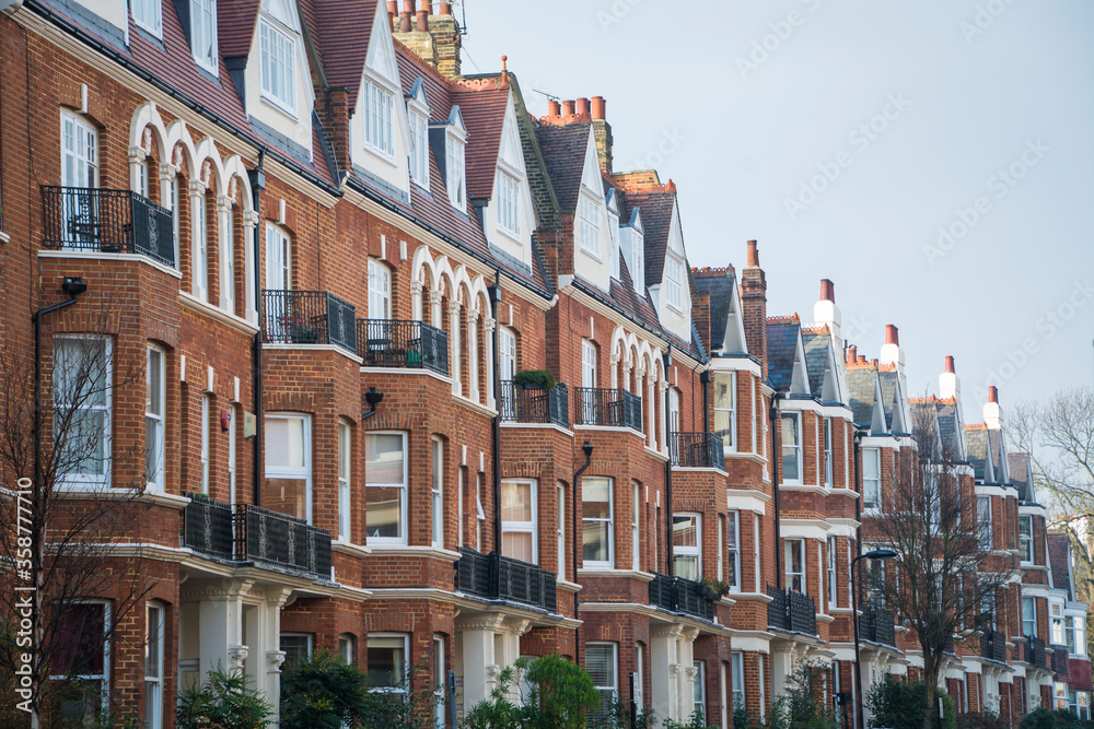 Φωτογραφία Typical street of terraced houses in suburban London