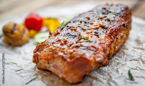 Foto grilled meat ribs with vegetables on wooden table