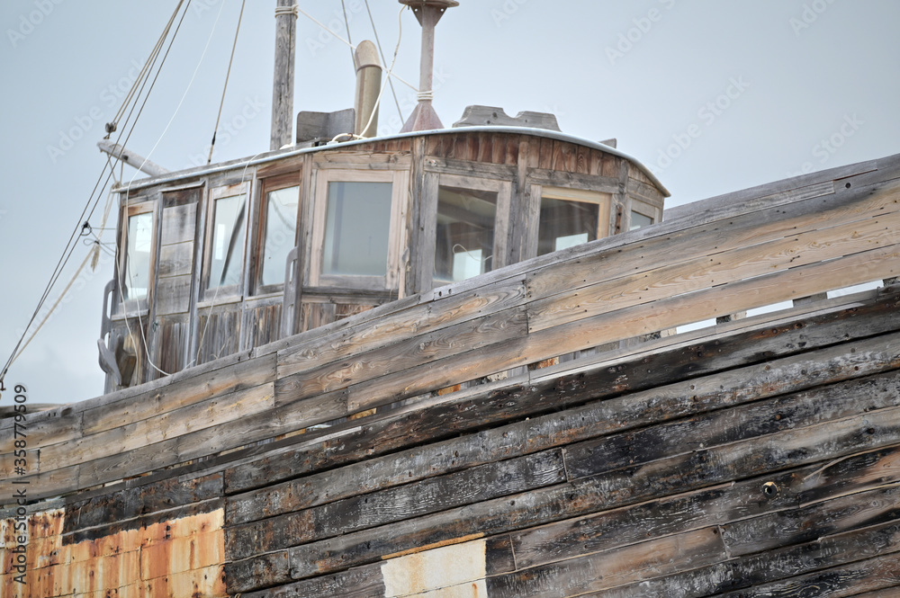 Seitenansicht eines alten, hölzernen Schiffs in einem Dock. Ein altes Schiff wird restauriert. Seitenansicht eines alten, hölzernen Schiffs in einem Dock. Ein altes Schiff wird restauriert.