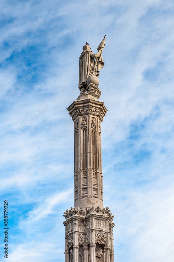 Fototapeta premium It's Monument to Christopher Columbus on the Colon Square (plaza de Colon) in Madrid, Spain.