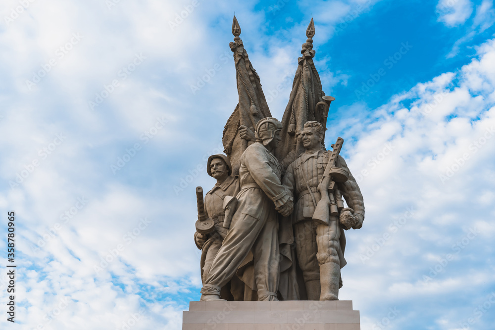 Obraz premium Beautiful panorama of the monument to the Union of fronts in Volgograd, the monument to the victory over fascism in Russia, Connection fronts