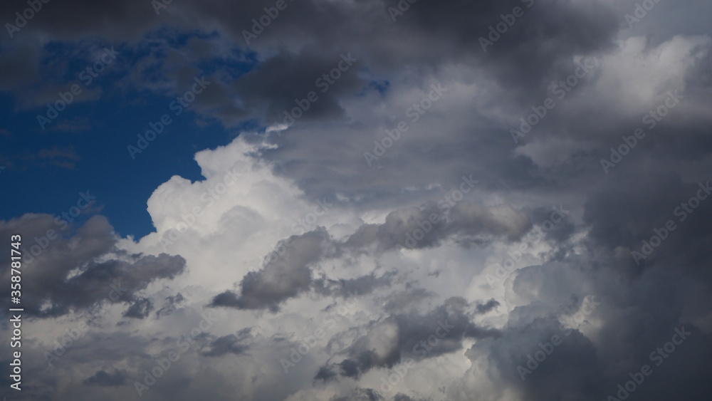 Paysage de cumulonimbus et autres petits cumulus