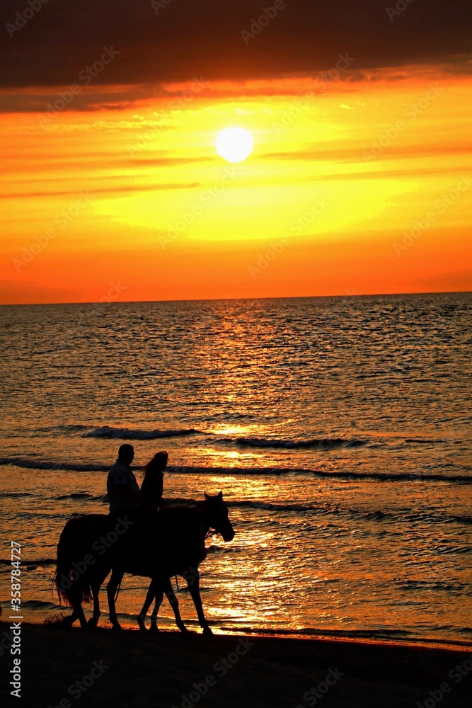 Obraz premium sunset at the beach